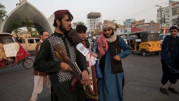 Los talibanes cuelgan en Herat los cuerpos de cuatro secuestradores para dar una «lección»