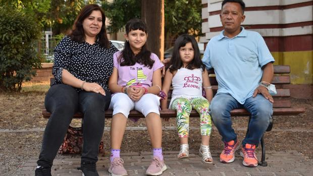 Arezu, la niña afgana que llegó en bote a Lesbos y ahora estudiará en Boston