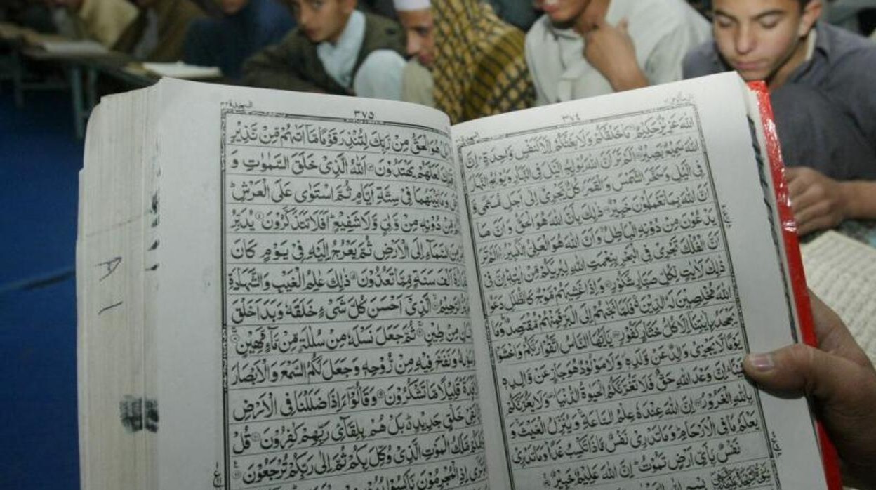 Estudiantes leyendo el Corán