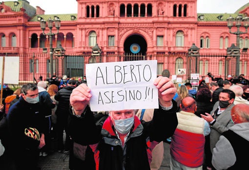 Grupos de manifestantes protestan frente a la Casa Rosada de Buenos Aires contra el Gobierno de los Fernández por el manejo de la pandemia y en memoria de los fallecidos por Covid-19