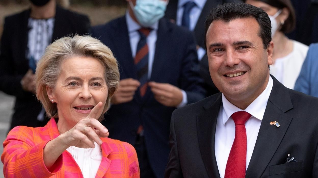 Ursula von der Leyen, con el primer ministro de Macedonia, Minister Zoran Zaev