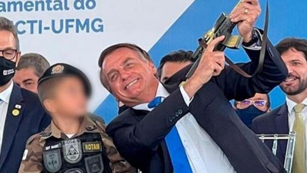 Bolsonaro pone a un niño con un fusil de juguete como «ejemplo de civismo»