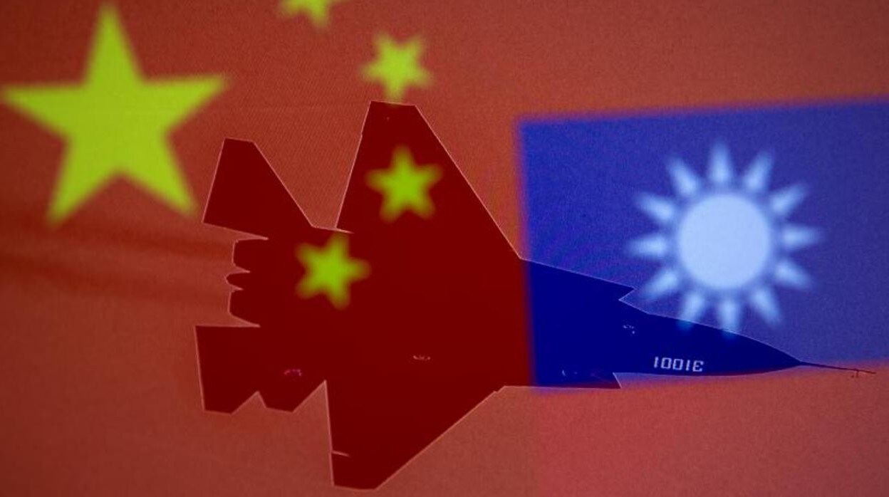 La silueta de un avión militar, sobre las banderas de china y Taiwán