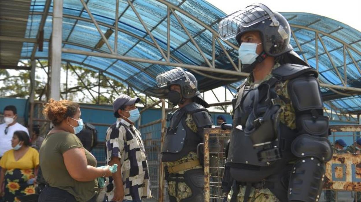 Familiares de reos muertos esperan información en los exteriores de la Penitenciaría del Litoral, en Guayaquil