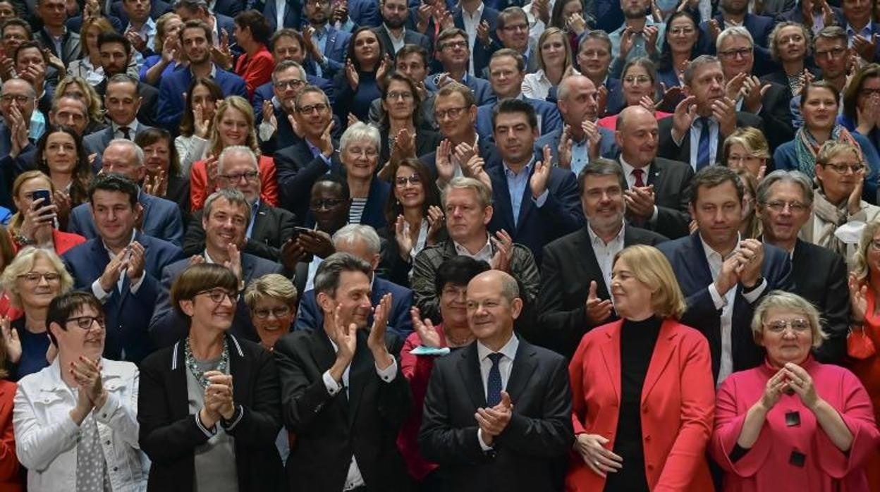 Olaf Scholz posa con los 206 diputados del SPD tras una reunión el pasado 29 de septiembre