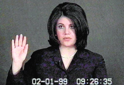 Lewinsky presta juramento durante su comparecencia en el juicio político a Bill Clinton