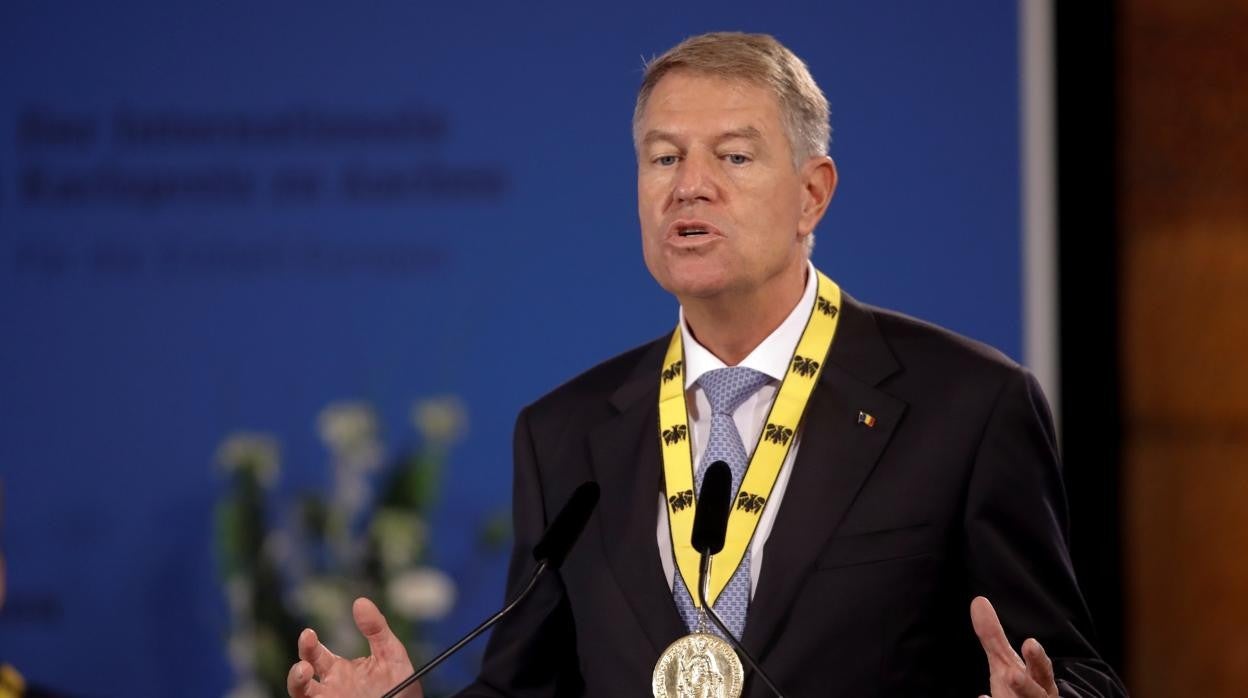 El presidente de Rumanía, Klaus Werner Iohannis, se dirige a los participantes de la ceremonia tras recibir el Premio Carlomagno (Karlspreis), en el ayuntamiento de Aquisgrán