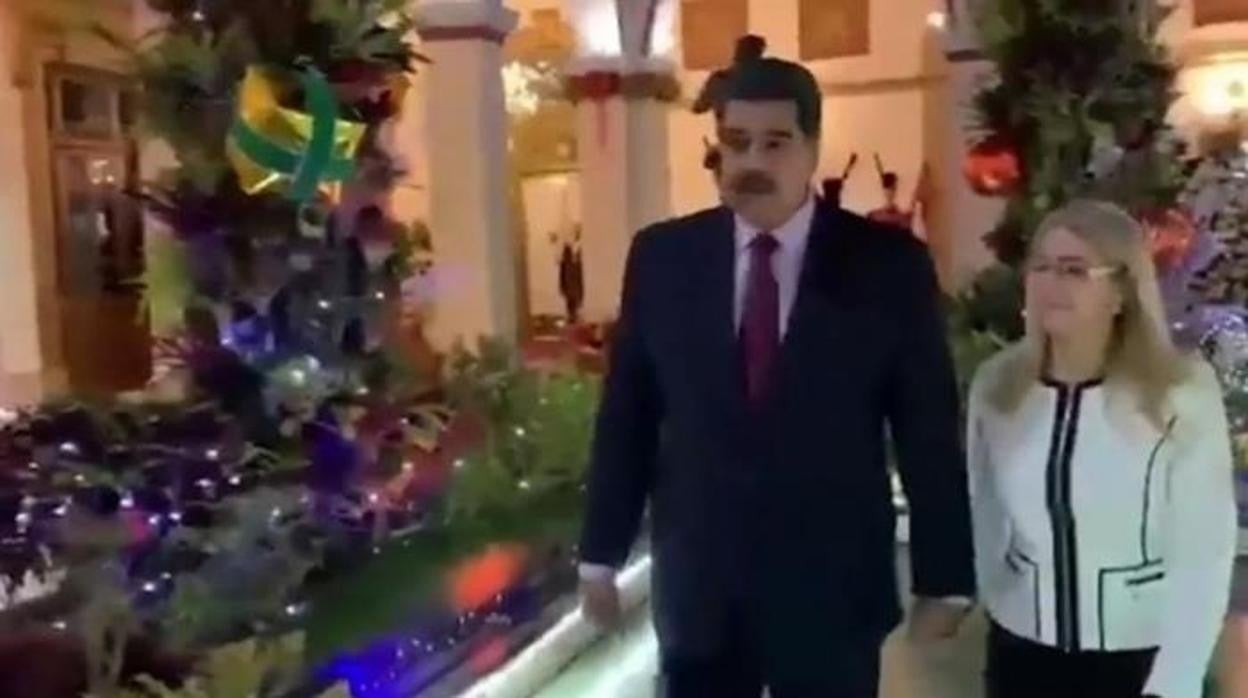 Maduro y su esposa, junto a los adornos navideños en el palacio de Miraflores