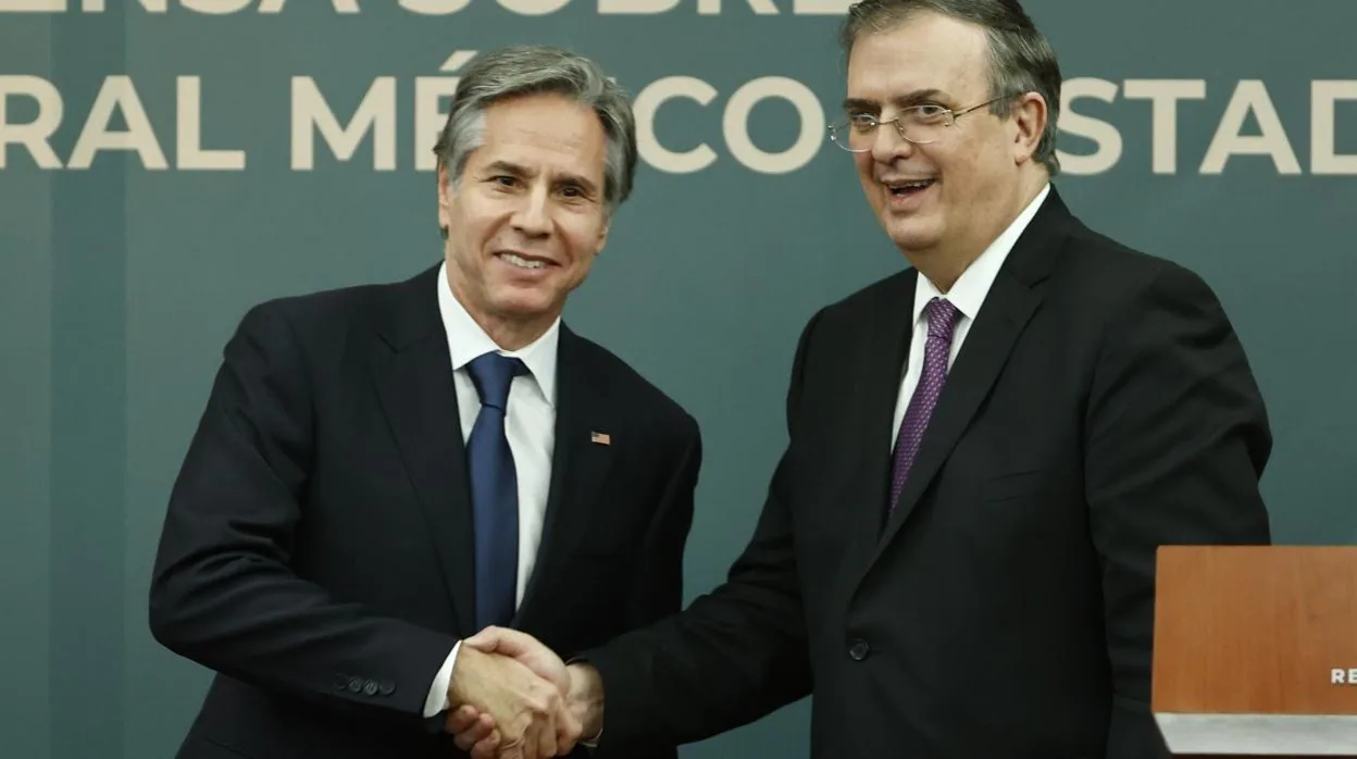 El secretario de Estado de Estados Unidos, Antony Blinken (i), posa hoy junto a su homólogo mexicano Marcelo Ebrard,, este viernes en Ciudad de México
