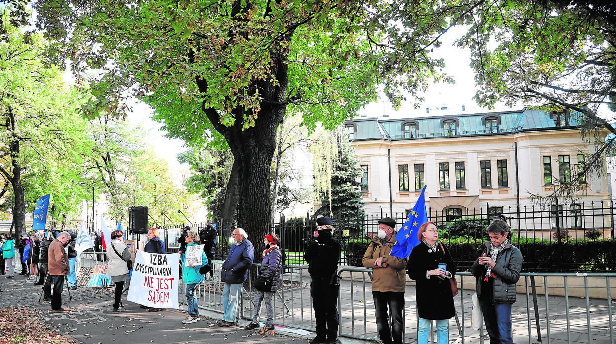 Protesta europeísta ante el Constitucional en Varsovia