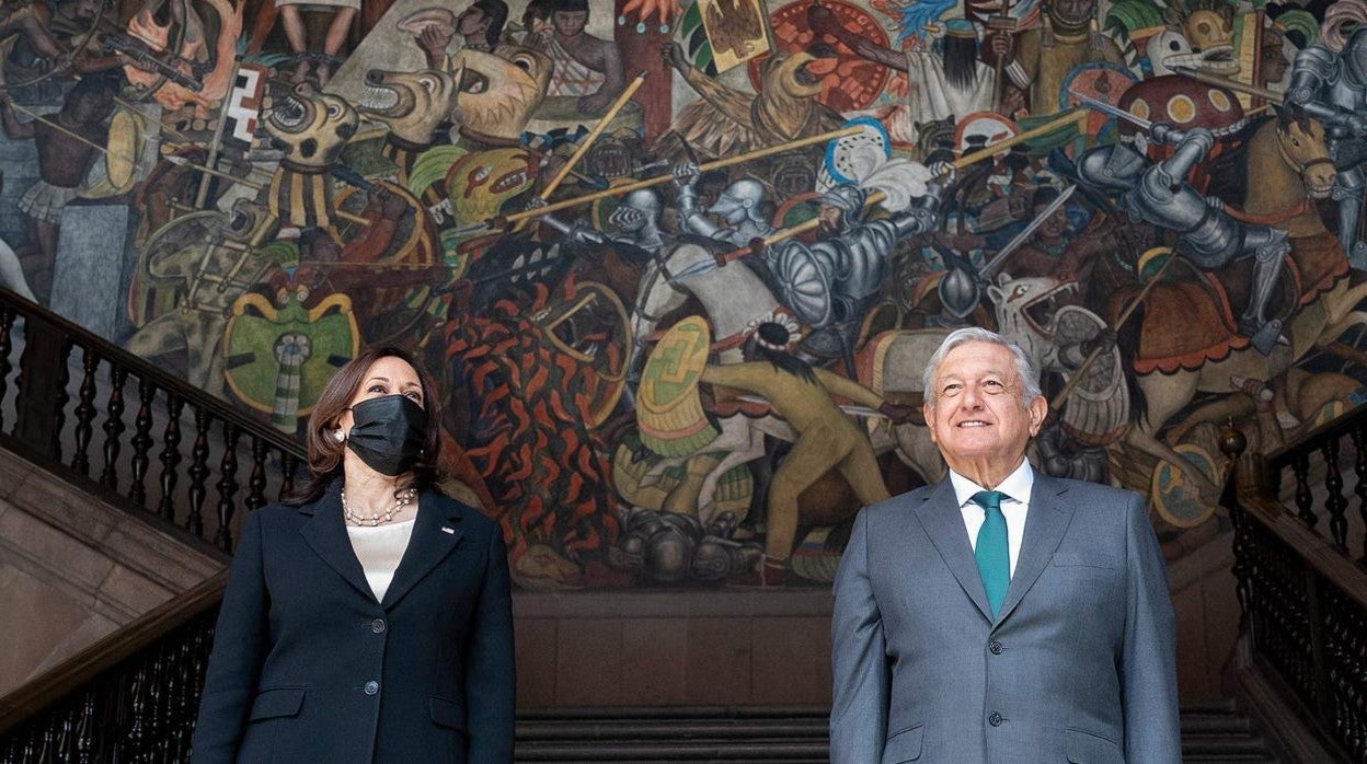 La vicepresidenta de EE.UU. Kamala Harris junto al presidente de México López Obrador