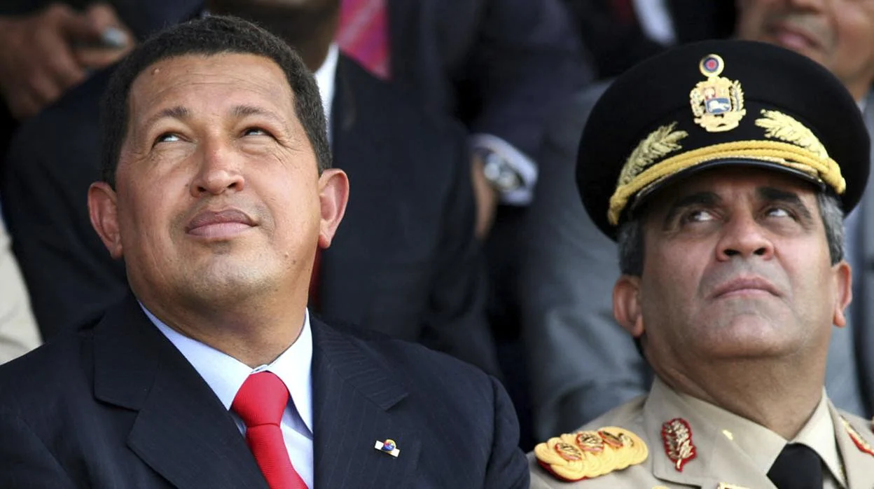 El general Raúl Baduel junto al expresidente Hugo Chávez, en una foto de archivo