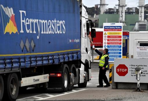 Un trabajador comprueba la documentación de un conductor de camión en el puerto de Larne (Irlanda del Norte)