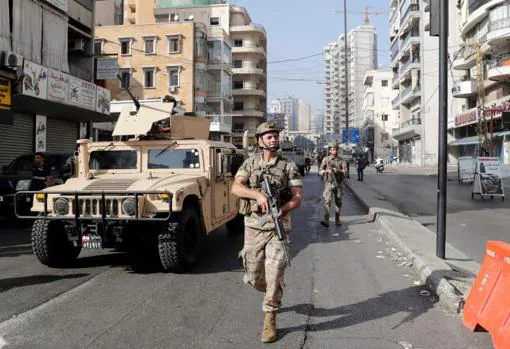 Soldados del ejército libanés patrullan por la zona de los enfrentamientos