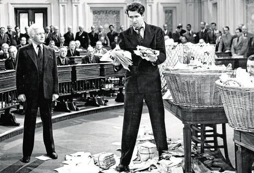 Un fotograma de la icónica película de Frank Capra ‘Caballero sin espada’, en la que James Steward interpreta a un senador idealista, que acaba colapsando en la Cámara Alta