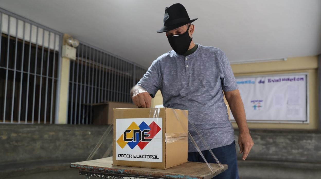 Una persona participa en el simulacro electoral del pasado 10 de octubre