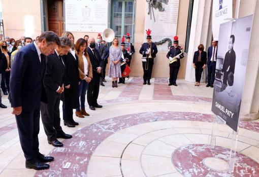 El expresidente francés Nicolas Sarkozy, y el alcalde de Niza, Christian Estrosi, rinden tributo junto a otras autoridades al profesor decapitado hace un año