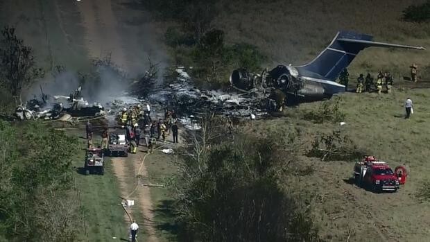 Sobreviven los 21 pasajeros y tripulantes de un avión tras estrellarse en Texas