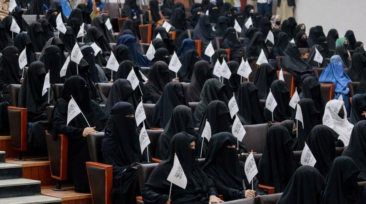 Mujeres en un mitin de los talibanes en la universidad Shaheed Rabbani el mes pasado