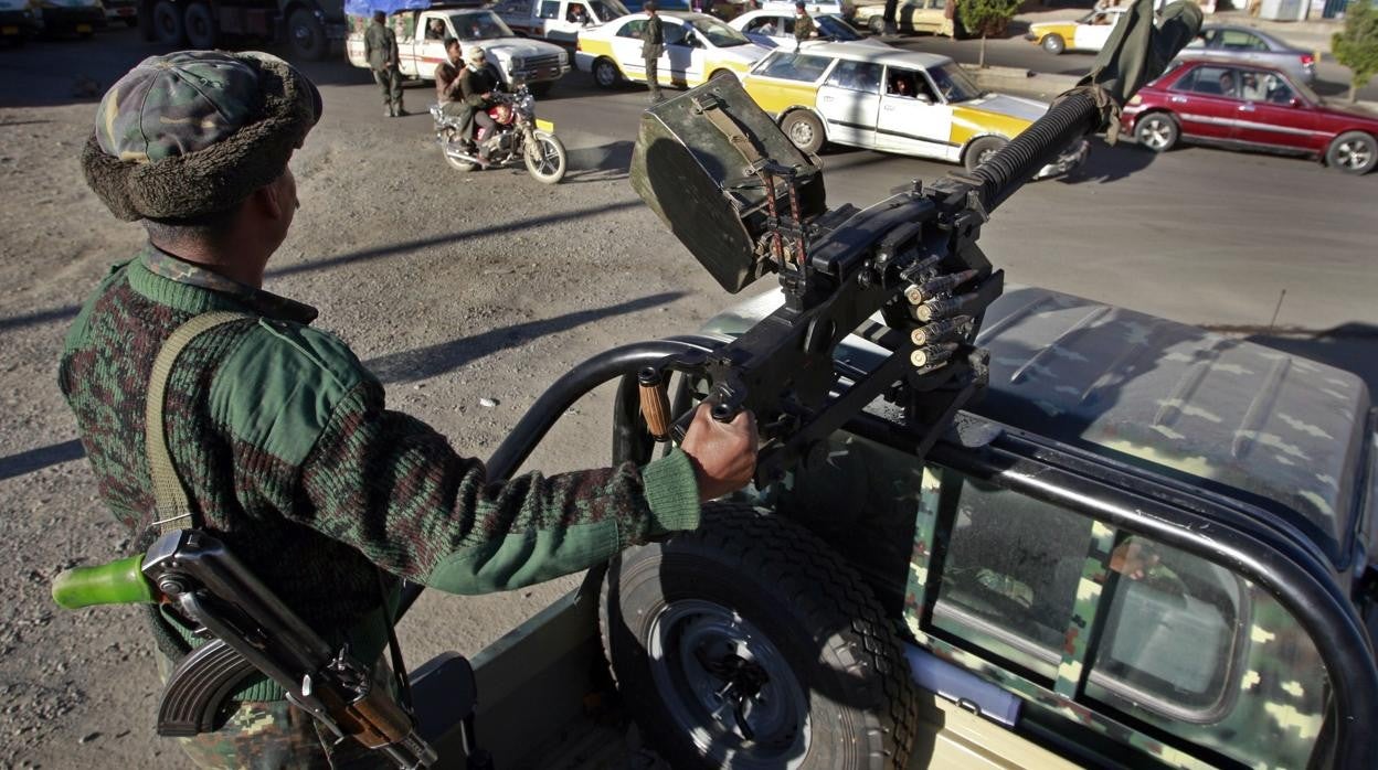 Un soldado yemení patrulla por las calles de Sanaa (Yemen)