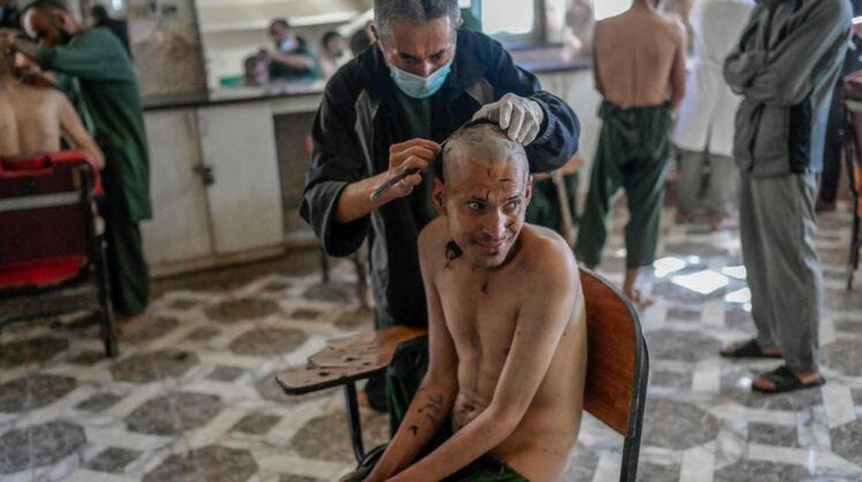 Momento en el que afeitan la cabeza de uno de los drogodependientes ingresados en el Hospital Avicena para su desintoxicación