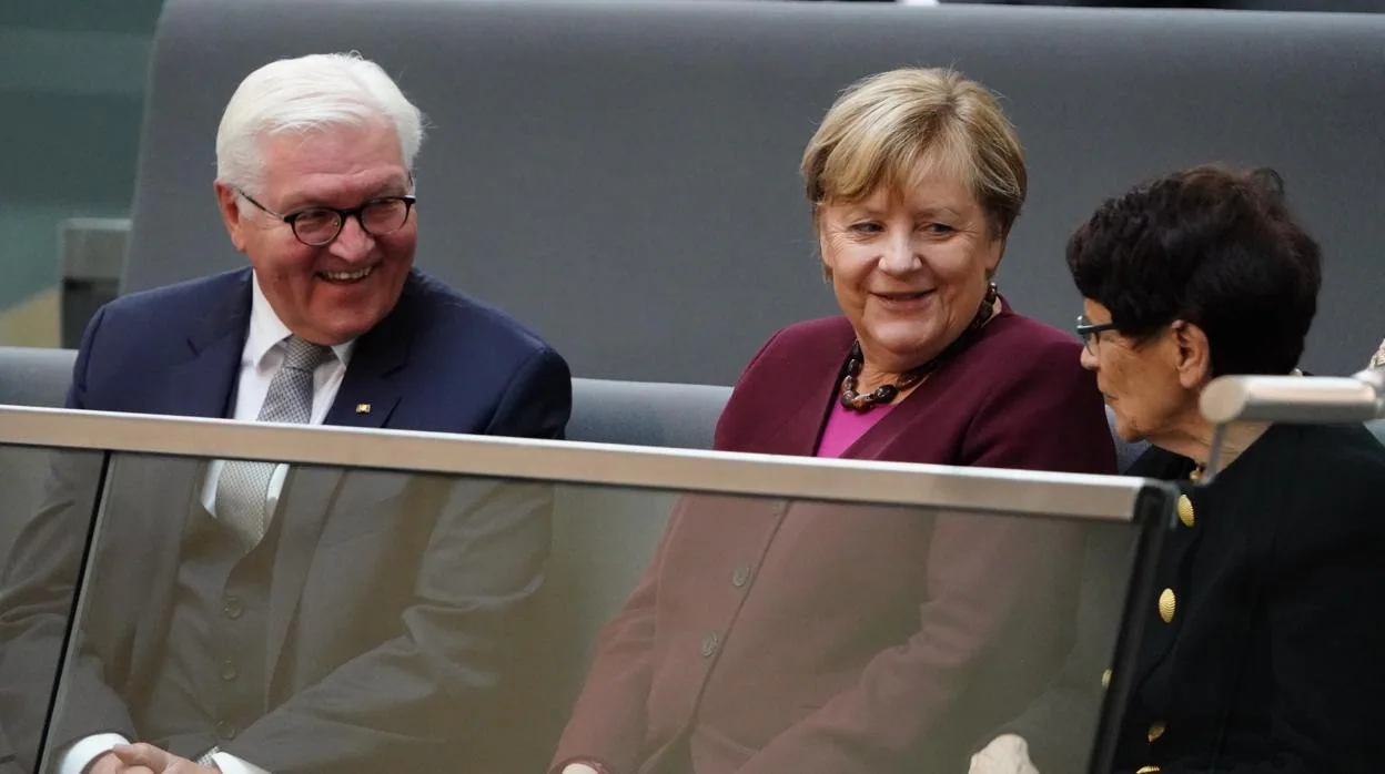 El presidente Frank-Walter Steinmeier y la canciller alemana Angela Merkel, en el parlamento alemán
