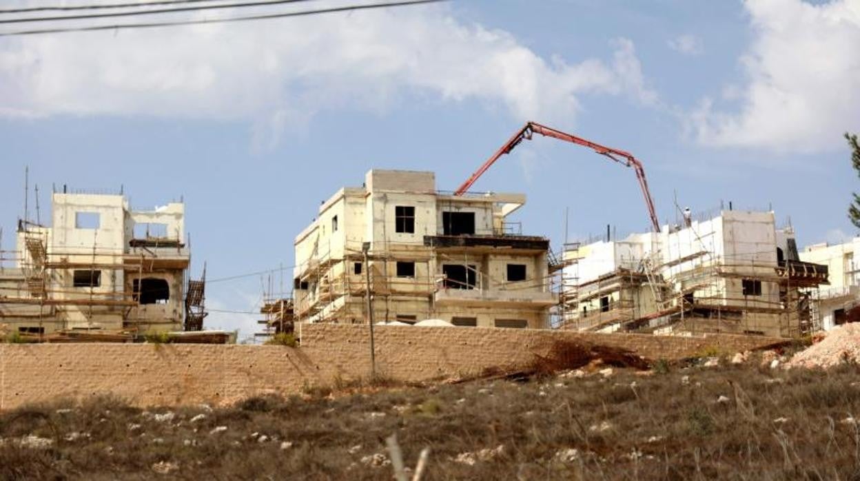 Construcción de casas en el asentamiento israelí de Rahalim