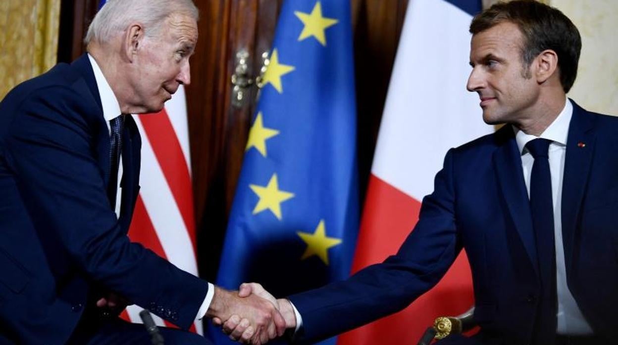 Joe Biden y Emmanuel Macron se estrechan la mano durante su encuentro en Roma