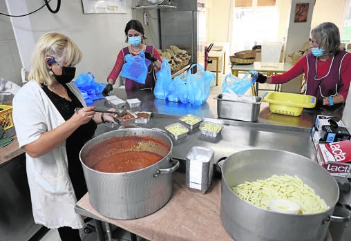 Cáritas Grecia prepara pasta con tomate para los más necesitados