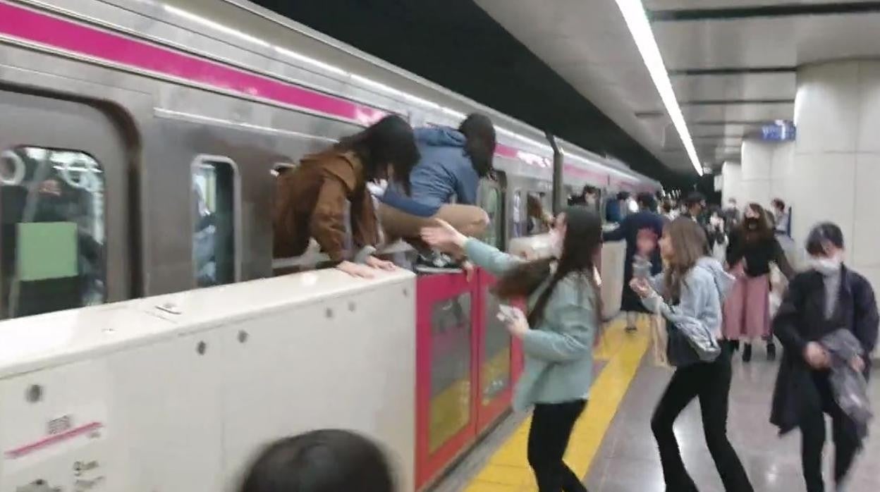 Momento de la evacuación de los pasajeros del tren