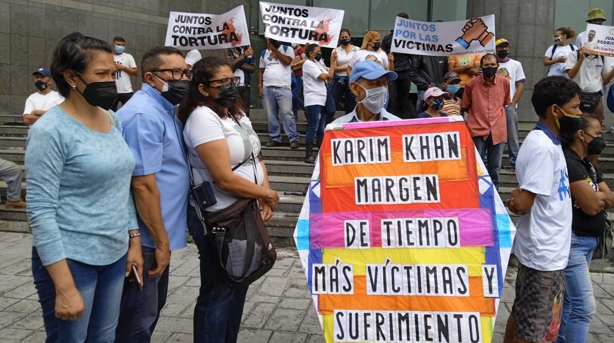 Familiares de víctimas de derechos humanos reclaman atención del fiscal general del Tribunal Penal Internacional (TPI) durante su visita a Venezuela