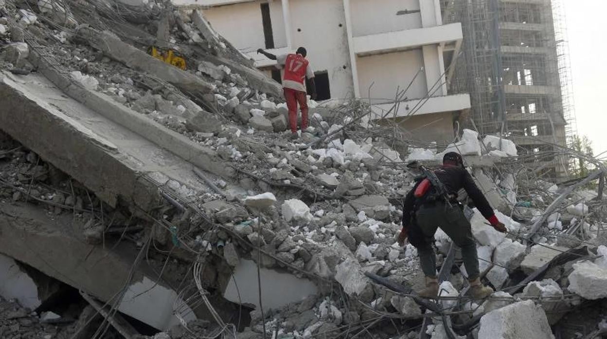 Búsqueda de supervivientes entre los escombros del edificio que se derrumbó en Lagos, la capital de Nigeria