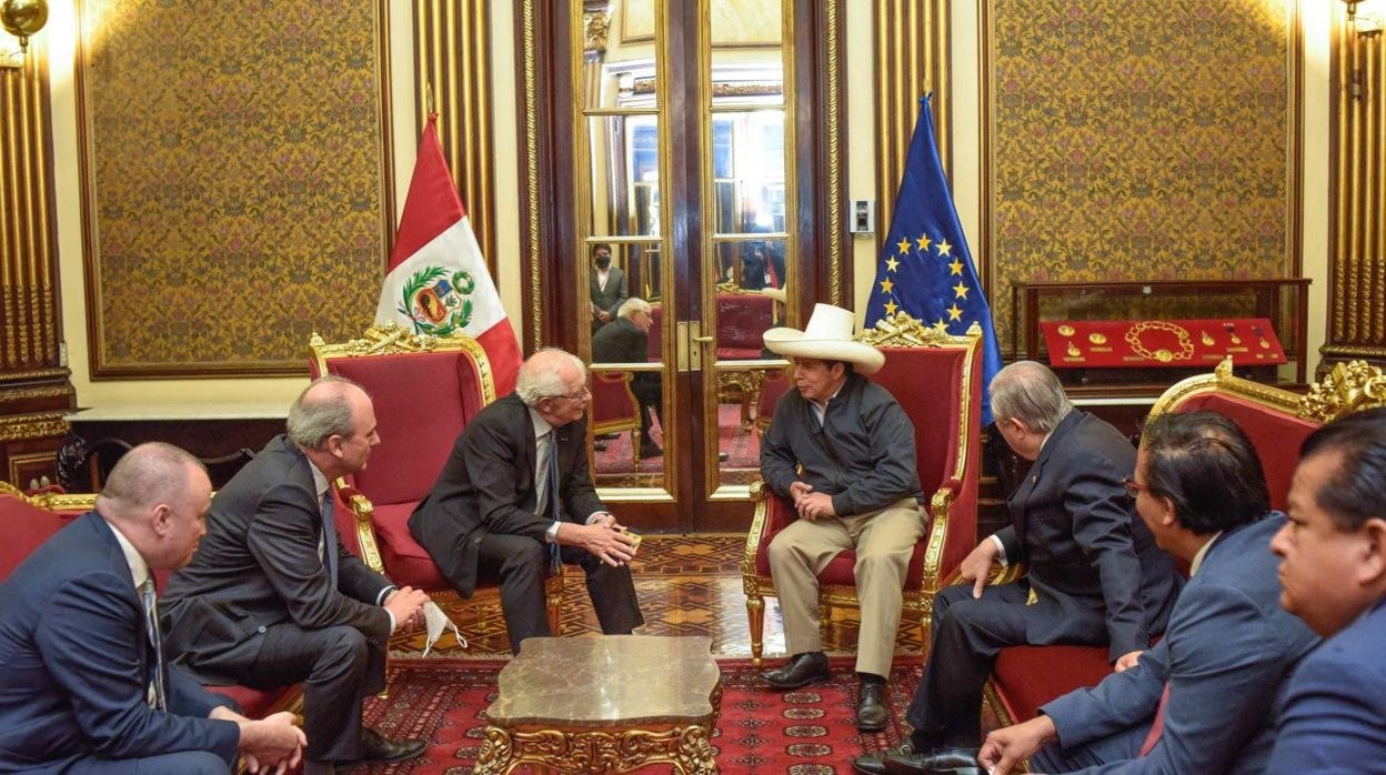 El presidente de Perú, Pedro Castillo se reúne con el alto representante de la Unión Europea (UE) para la Política Exterior, Josep Borrell