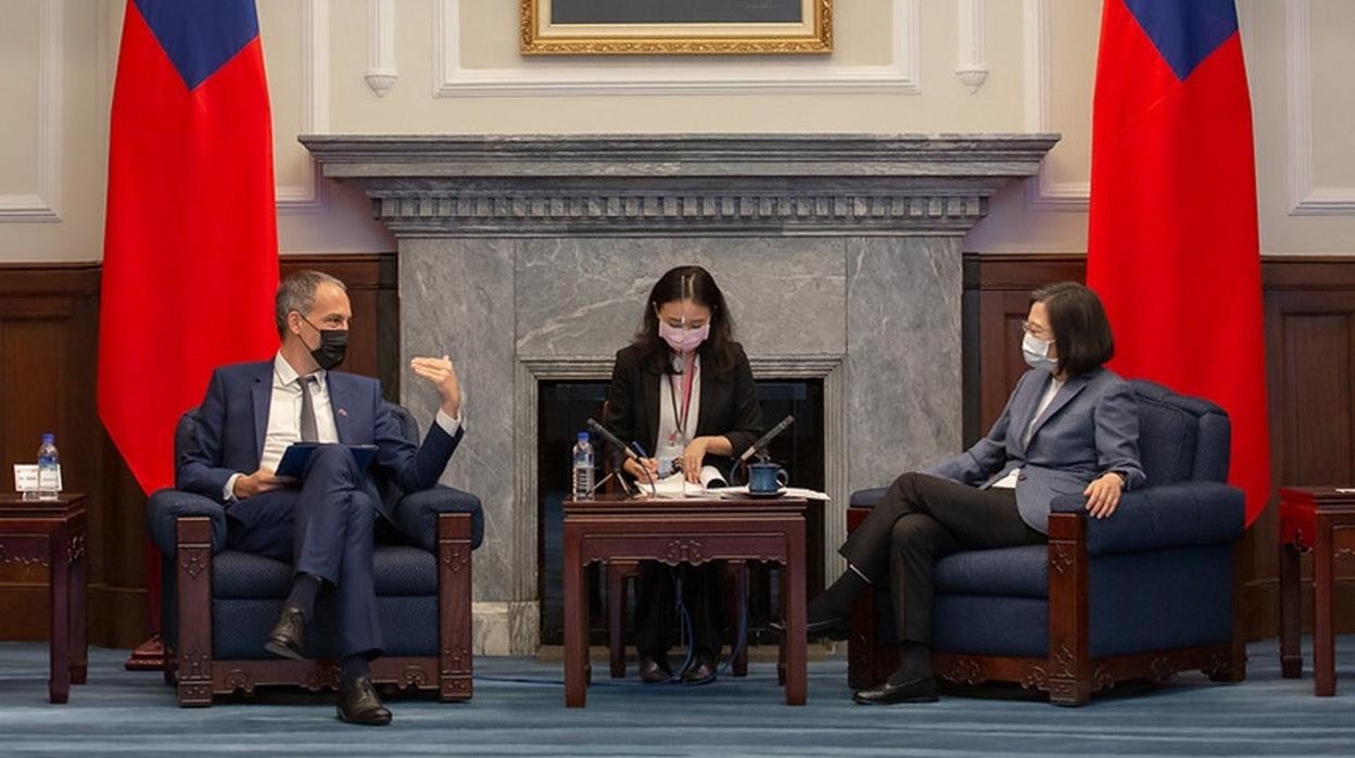 Encuentro entre el líder de la delegación de la Eurocámara, el francés Raphael Glucksmann, y la presidenta de Taiwán, Tsai Ing-wen