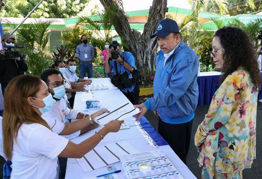 Daniel Ortega y su esposa Rosario Murillo, en el momento de votar este domingo