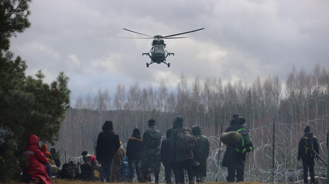 Un grupo de ilegales en la frontera de Bielorrusia y Polonia