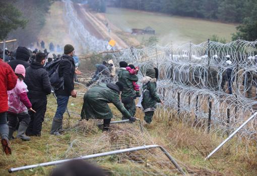 Migrantes llegando a la frontera bielorrusa-polaca por la región bielorrusa de Grodno