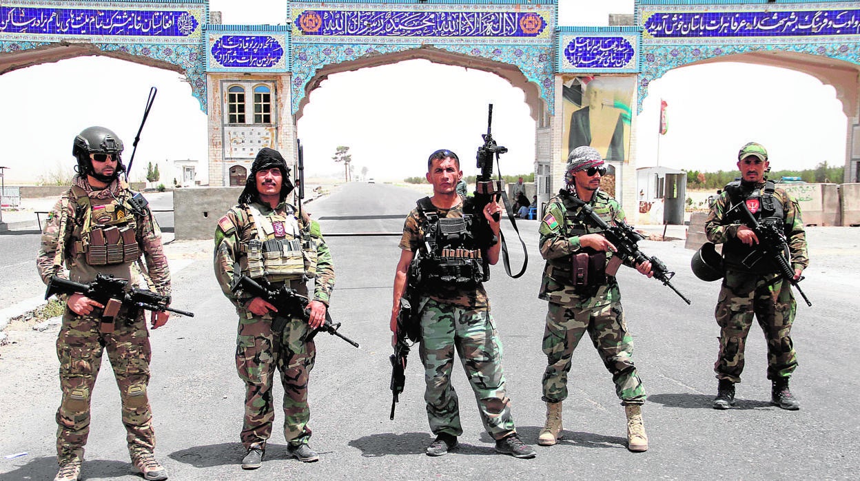 Soldados del anterior Ejército afgano, en un control militar en la ciudad de Herat el pasado mes de julio