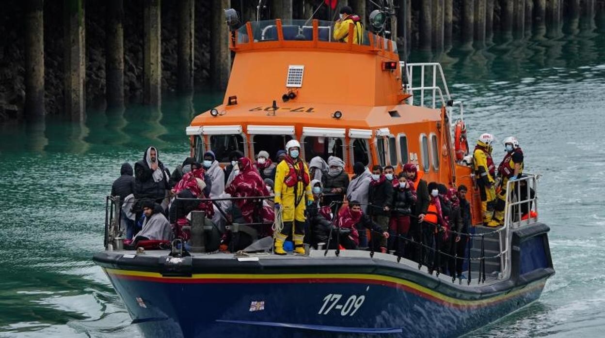 Un grupo de inmigrantes son trasladados a Dover después de que una pequeña embarcación sufriera un percance en el canal de la Mancha