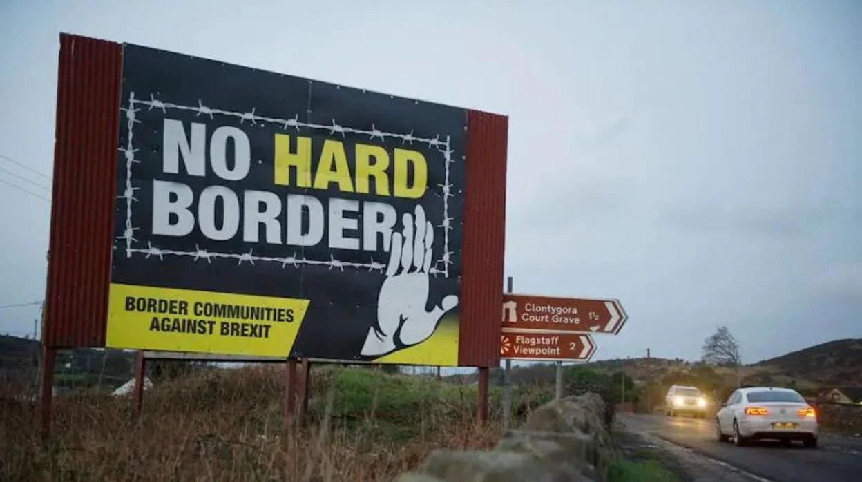 Un cartel contra el Brexit y una frontera dura entre los territorios de Irlanda e Irlanda del Norte