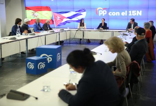 Un momento de la reunión entre dirigentes del PP y representantes de las organizaciones promotoras de los actos de apoyo a la Marcha Cívica del 15 de noviembre