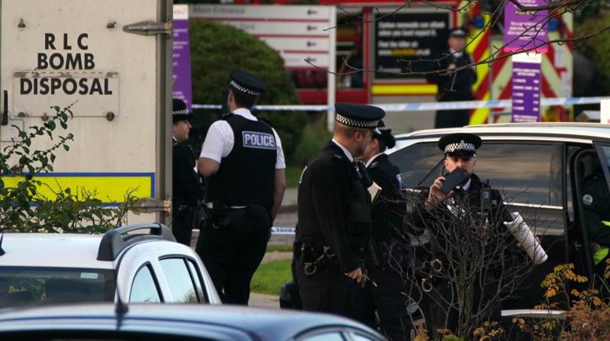 Agentes de policía ante Police ante el Liverpool Women's Hospital tras la explosión