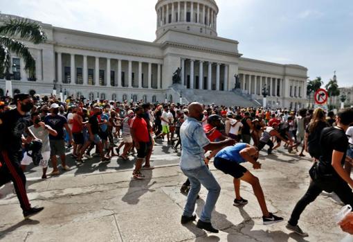 Ciento de personas se manifiestan frente al capitolio de Cuba, en La Habana, el 11 de julio