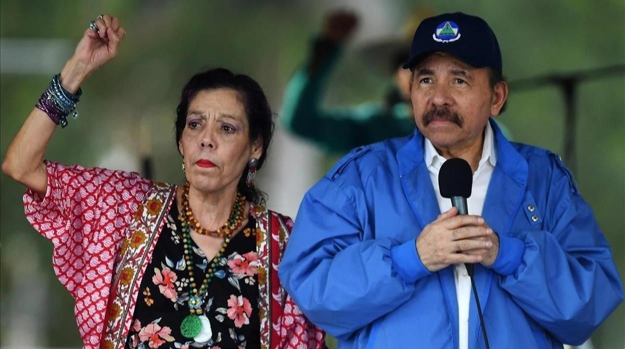 El presidente Daniel Ortega y su esposa, y vicepresidenta, Rosario Murillo