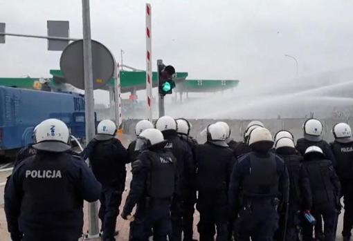 Las fuerzas polacas utilizan cañones de agua ante los intentos de los inmigrantes de cruzar la frontera desde Bielorrusia