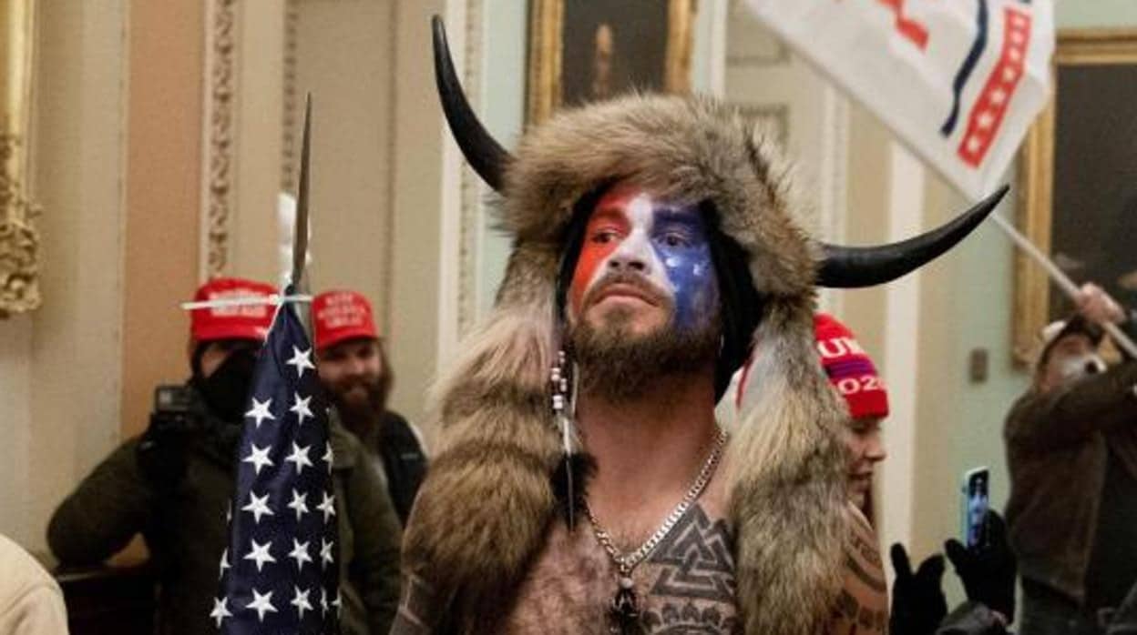Jacob Chansley, junto a otros seguidores de Trump durante la invasión del Capitolio el 6 de enero de 2021