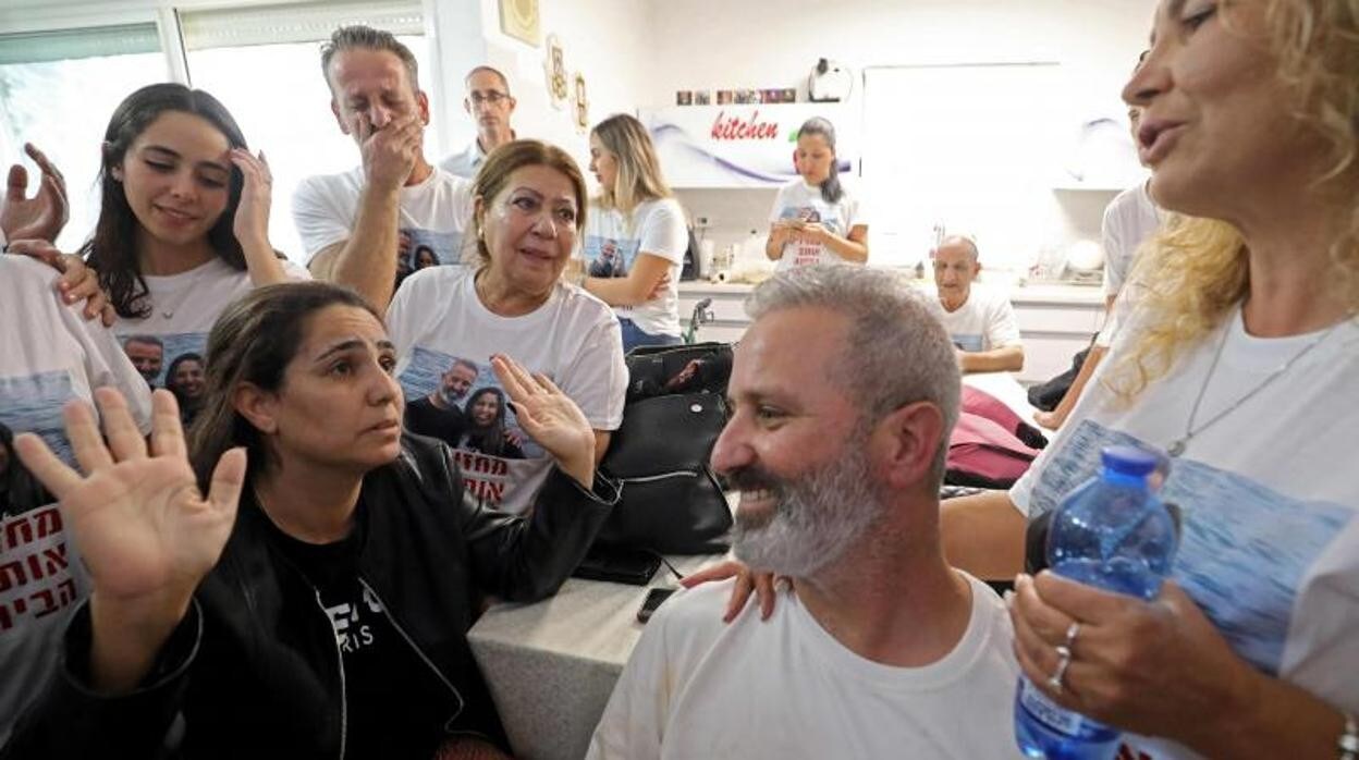 Mordi y Natalie Oknin, recibidos a su llegada a la ciudad israelí de Modiin tras su liberación