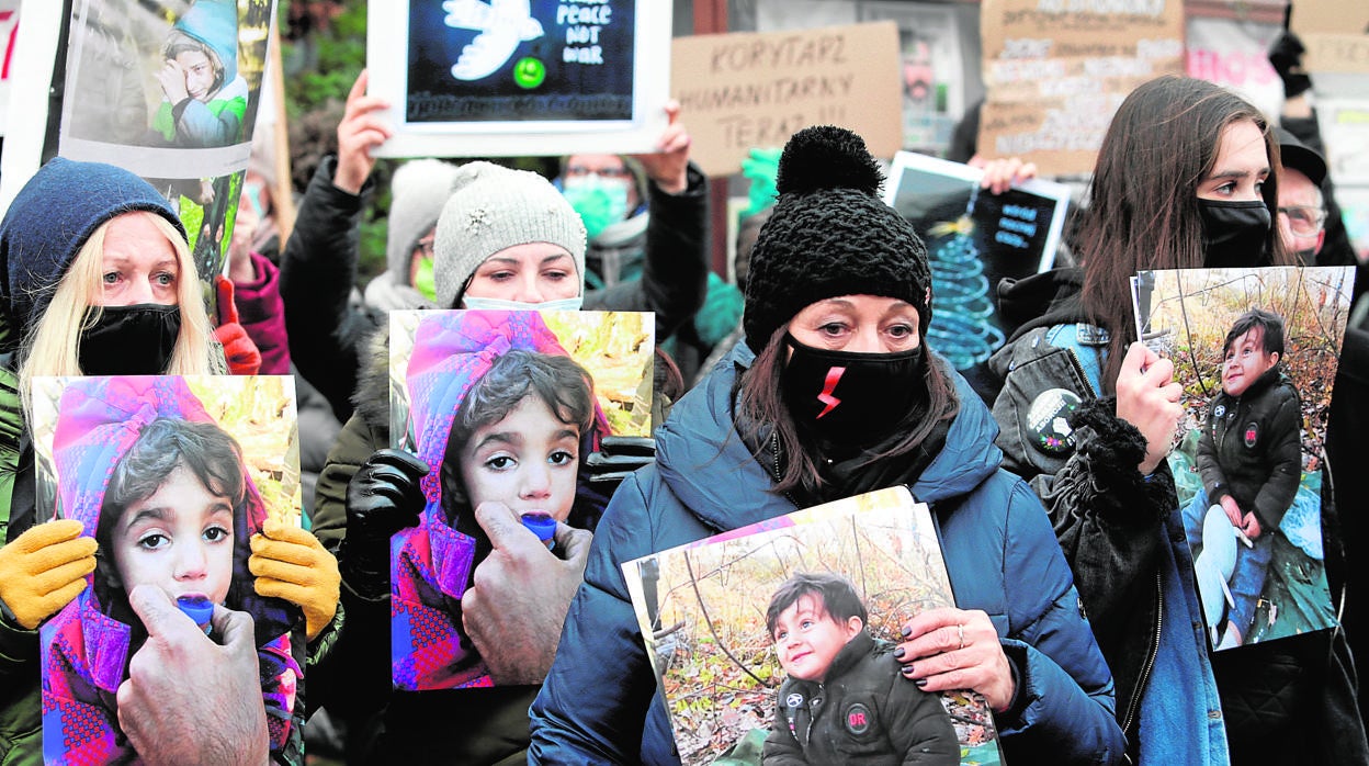 En Hajnowka, próximo a los bosques donde se ocultan los inmigrantes, las madres polacas se concentraron ayer pidiendo socorro para los niños