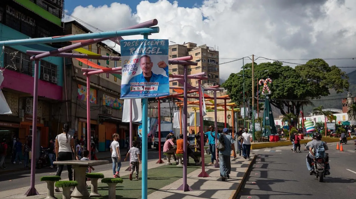 Fotografía del cartel electoral de un candidato chavista para las elecciones locales