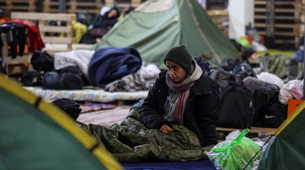 Una mujer en un centro logístico preparado para acoger migrantes en Bruzgi, en la frontera de Bielorrusia con Polonia